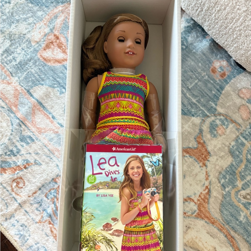 American Girl Doll of the yearLea Clark and accessories - 2016 - Picture 2 of 4